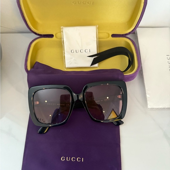 Gucci sunglasses 😎 - Picture 1 of 5